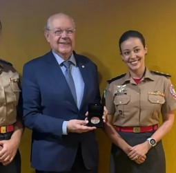 Hauly recebe homenagem dos Bombeiros