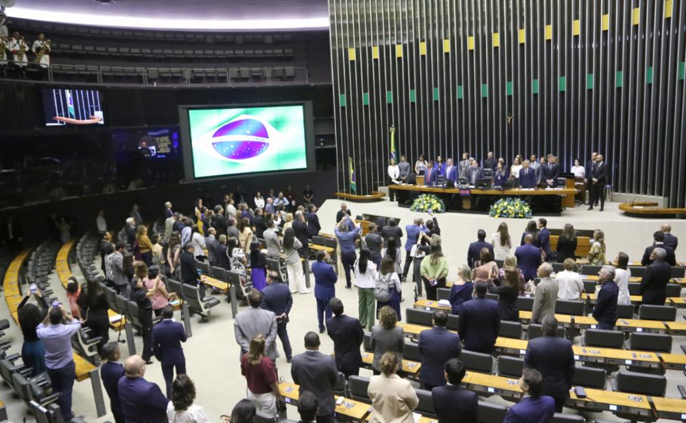 Deputado Hauly homenageia Voz do Brasil e faz apelo pelas crianças