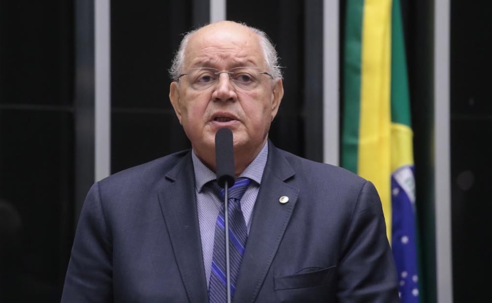 “Todos têm direito a férias, mas não na tempestade”, diz deputado