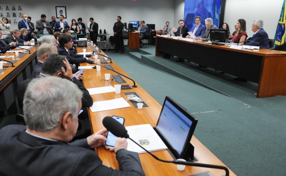 As ruidosas miniférias de Fernando Haddad