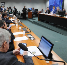 As ruidosas miniférias de Fernando Haddad