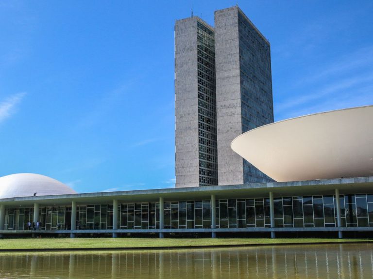 Projeto busca regulamentar e limitar investimentos estrangeiros em setores estratégicos do Brasil