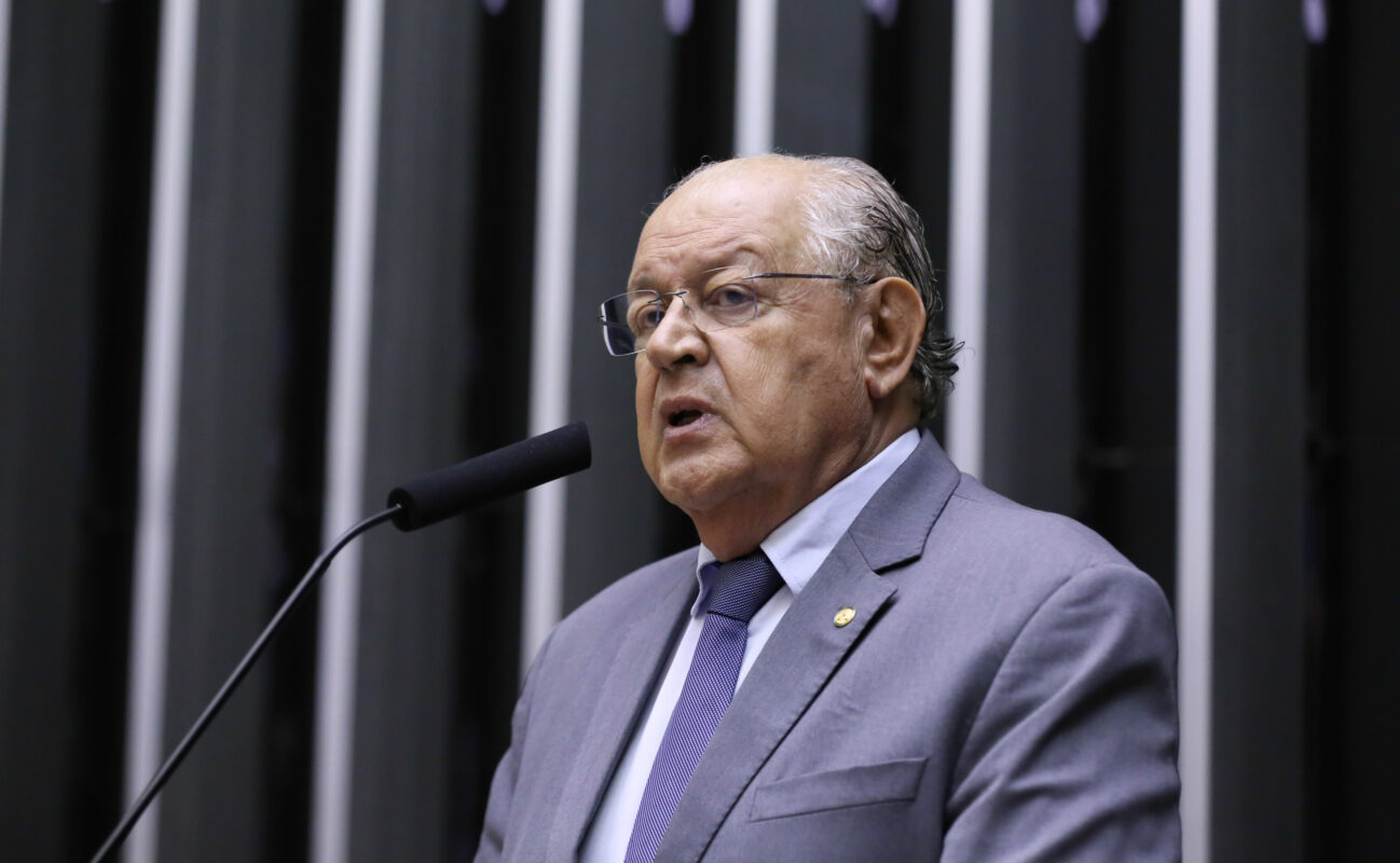 Hauly homenageia o setor supermercadista e discute tributação no Brasil