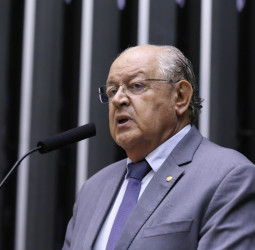 Hauly homenageia o setor supermercadista e discute tributação no Brasil