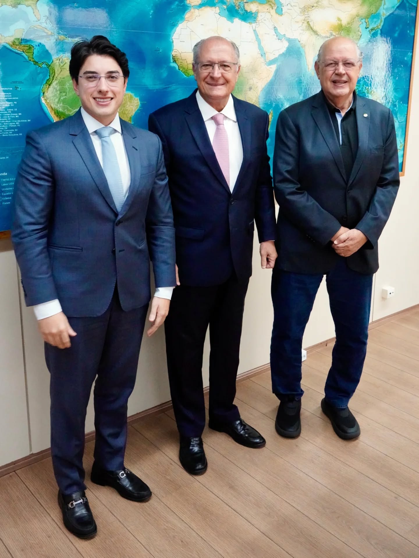 Criadores do Destrava Brasil entregam relatório sobre reforma tributária ao presidente da República