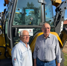 Deputado Hauly participa da entrega de maquinários agrícolas em Londrina