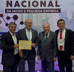 Hauly faz palestra na convenção de microempresas e recebe título de cidadão honorário