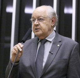 Parlamentar defende tributo justo para os que ganham menos