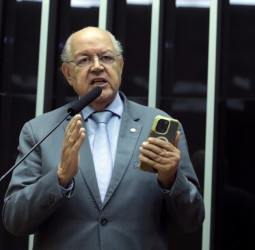 Deputado critica ausência de escolas em período integral