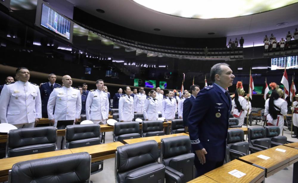 Militares no Congresso. Mas está tudo bem