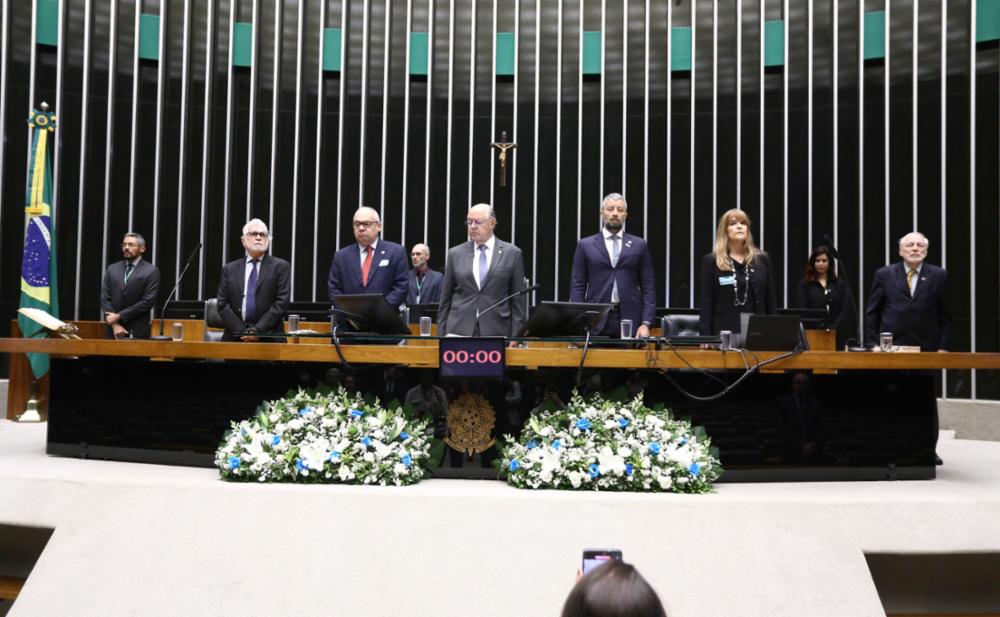 Em sessão solene, parlamentar presta homenagem à Associação e ao Sindicato dos Diplomatas Brasileiros