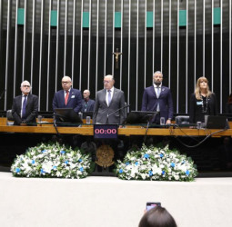 Em sessão solene, parlamentar presta homenagem à Associação e ao Sindicato dos Diplomatas Brasileiros