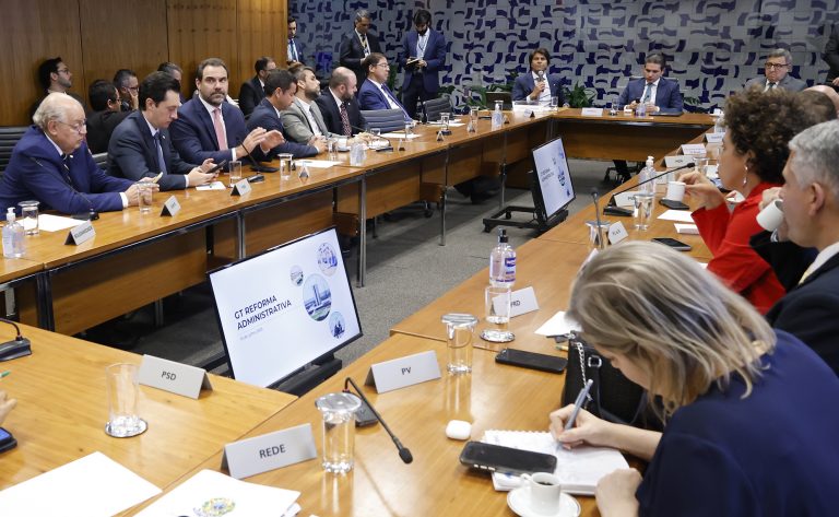 Reforma Administrativa: grupo avalia votar teto para servidor em 2026