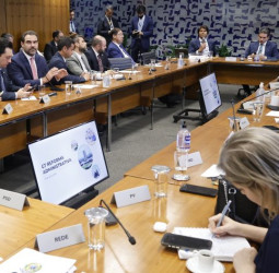 Reforma Administrativa: grupo avalia votar teto para servidor em 2026