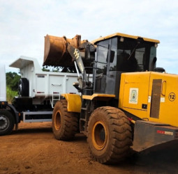 Novos maquinários fazem moledamento da Estrada do Barreiro