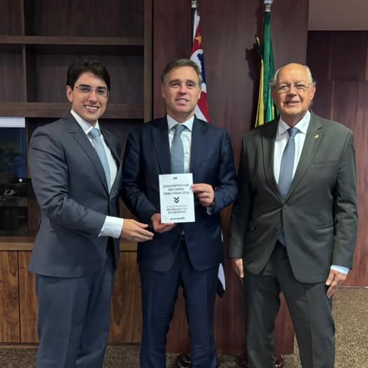 Ministro recebe guia rápido da Reforma Tributária