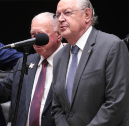 Deputado critica e lamenta empobrecimento do Legislativo