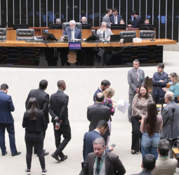 Câmara aprova proposta que regulamenta aposentadoria compulsória de empregados públicos aos 75 anos
